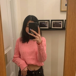 Stickad långärmad tröja - Stickad långärmad tröja i varm rosa färg. Köpt från Dea Axelssons för några år sedan och bara använd litegrann sedan dess. Lite uttöjd i ändarna på armarna. Storleken är xs, men skulle säga att den även passar s.                                                                                       Skick: Bra