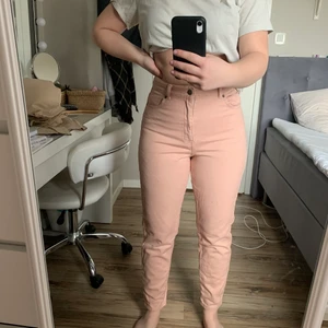 Dr denim rosa byxor storlek 28/30 - Säljer dessa rosa snygga byxor då det inte kommer till användning 