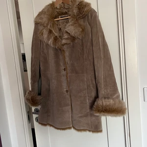 Fuskpälsjacka - Snygg fuskpälsjacka från Saki
