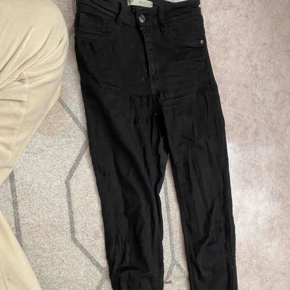 Ett par tighta svarta jeans från Gina, aldrig använda då de inte är min stil men de har legat 2 år i garderoben. Köparen står för frakten❤️. Jeans & Byxor.