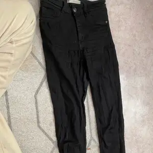 Ett par tighta svarta jeans från Gina, aldrig använda då de inte är min stil men de har legat 2 år i garderoben. Köparen står för frakten❤️