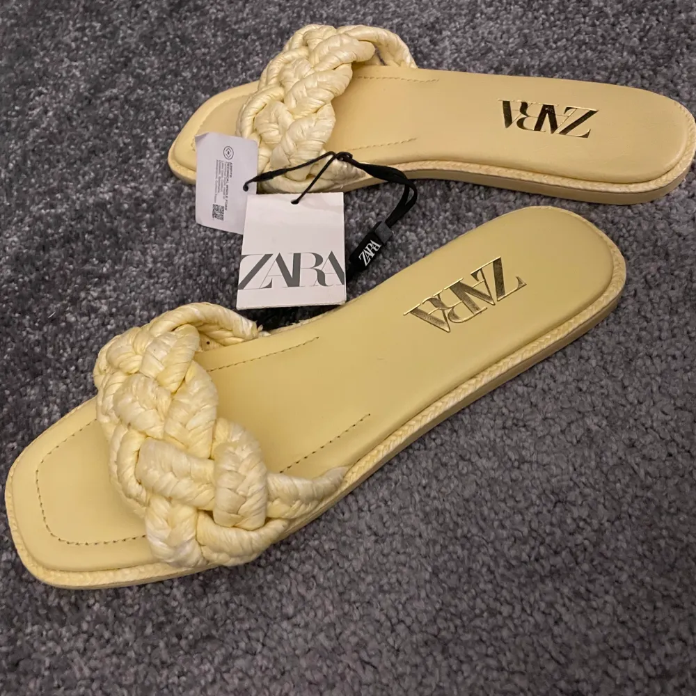 Oanvända ljus gula tofflor från Zara som är perfekta till sommaren 🌼🌼 köparen står för frakten på 66kr💫. Skor.