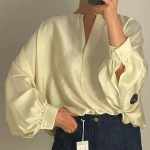 Blus - Intressekoll på fin blus från COS! Nypris: 700💛🌼🐝 kommer tyvärr inte till användning men ett fint plagg till vår/sommar/höst. Pris kan diskuteras!