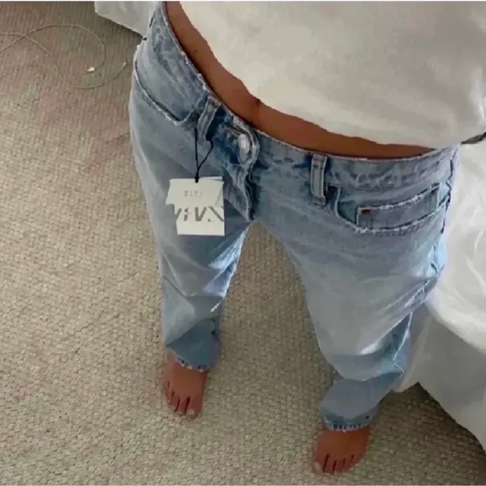 ❗️intressekoll❗️på mina jättesnygga mid rise jeans i storlek 36! Använd 3-5 gånger och är i mycket bra skick💓 Säljer bara vid bra bud, över 200! köparen står för frakten!                                                             HÖGSTA BUD: 650+frakt                                                                                   🚫LÅNADE BILDER🚫 Skriv för fler bilder!💓. Jeans & Byxor.