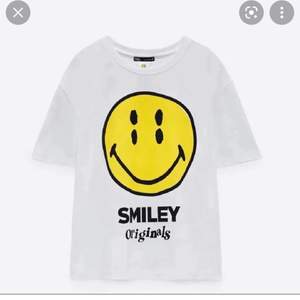 Superfin och slutsåld t-shirt med smiley från zara! Perfekt till sommaren💕fler bilder finns om det önskas 
