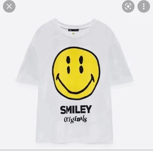 T shirt smiley - Superfin och slutsåld t-shirt med smiley från zara! Perfekt till sommaren💕fler bilder finns om det önskas 
