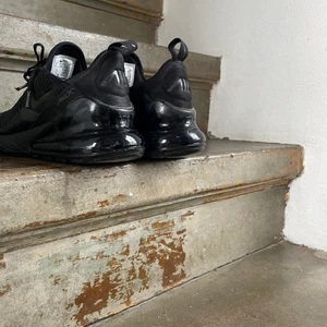 Nike air Max 270  - Säljer ni min arian Nike air Max 270 då dom inte kommer till användning:(. Dom är jätte fina och är ganska använda där av priset kontakta gärna om ni är intresserade💕