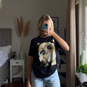 T-shirt - Svart oversized T-shirt med tryck på från NA-KD 