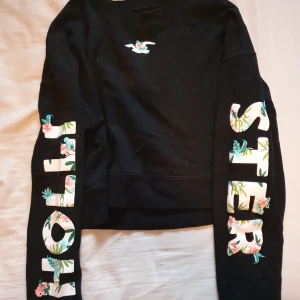 Hoodie  - Svart hoodie ifrån hollister i st xs/s. Väldigt fint skick (original pris 350), säljer pga att det inte riktigt är min stil längre. Skriv vid intresse 🌸