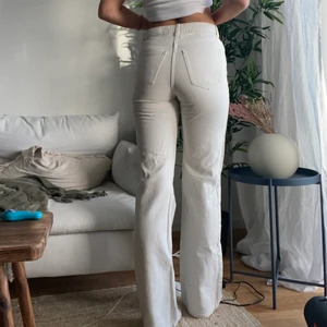 Beiga jeans - Säljer dessa snygga o sköna jeans från BikBok. Långa i benen, jag är 175 för referens. Storlek 26. 