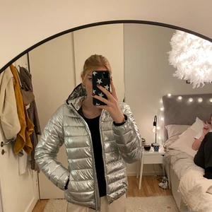 Champion jacka - Säljer min super coola Champion jacka då den är lite liten för mig. Storlek: 15-16 år så skulle säga en Xs/S. Använd fåtal gånger och därav fint skick!  