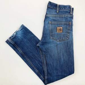 SKITSNYGGA vintage Carhartt jeans😍😍🙊🙊🙊.     Stil/ Passform: Raka jeans i blå tvätt från Carhartt.  Stängs med dragkedja. Låg/Medel midja. Storlek: W 28 L 32. Mått i cm: Midja 80, höft 110, gren 28, innerbenslängd 78. Färg/Mönster: Blå. Material: Bomull.