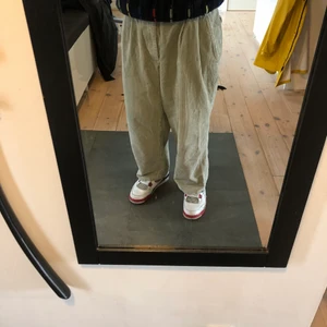 Baggy manchester byxor - Snygga ljusa Manchester byxor köpta på humana. Finns tyvärr ingen storlekslapp men skulle gissa att de är ungefär 34 i midjan och typ 30 i längden. Bra skick, finns dock några små svarta prickar längst ner på baksidan av högerbenet som syns på sista bilden. Köparen står för frakt