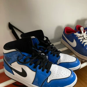 Nike Air Jordan 1 ”Signal blue” - Säljer nu mina Jordans då de inte kommer till användning så värst ofta, är använda ett fåtal gånger och är i absoulut toppskick. Kartong finns kvar. Mötes helst upp i Uppsala, strlk 43