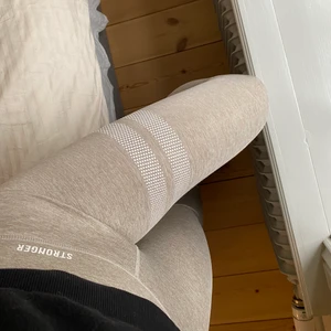 Stronger tights  - (OBS, slut online) Super sköna tränings tights från stronger, dom är i stretch och sitter på plats!! Tightsen är använda fåtal gånger, ser som nya ut. Ficka över rumpan. Kontakta vid fler bilder🌟 