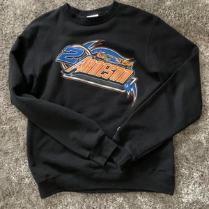 Vintage champion - En vintage champion sweatshirt med tryck! Tröjan är lite nopprig men annars i pefekt skick. Den är svart och är superskön! Den är storlek S och sitter bra på mig brukar ha S/M men sitter bra på XS också såklart. Säljer direkt för 350kr, bud från 250kr! Kika gärna på mina andra annonser! Finns mycket fint <3