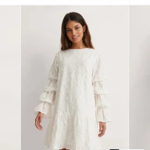 Studentklänning  - Säljer denna klänning från NA-KD 🙏🏼  Perfekt till studenten!! Banden är dock omsydda så de sitter runt midjan istället. Skriv privat för fler bilder ☺️🥰