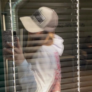 Hoddie med rosa tryck💕 - Jätte fin hoddie med rosa tryck på ryggen💕 säljer eftersom hoddien inte kommer till användning hos mig! Priset kan ändras!!!!