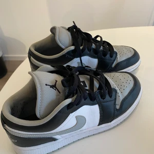 Air Jordan 1!  - Säljer mina äkta Air Jordan 1, för små. Använda men i fint skick. Kan mötas & fraktas. Pris 1.000kr. Inget kvitto kvar pga flytt! 