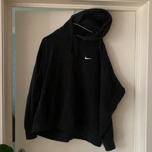 Nike hoodie  - En jätteskön hoodie från nike i bra skick! Den är i storlek xxl men jag skulle säga att den är mer som en vanlig Xl. Den passar jättebra som en oversized hoodie.