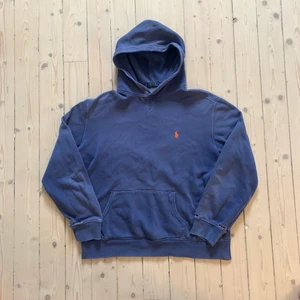 Vintage Ralph Lauren hoodie - Skick: slitet vid muddarna annars bra skick!, storlek XL men sitter som En boxy L