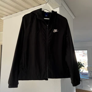 Nike jacka  - Nike ”vind” jacka i nyskick! Frakt tillkommer på 26-51kr 