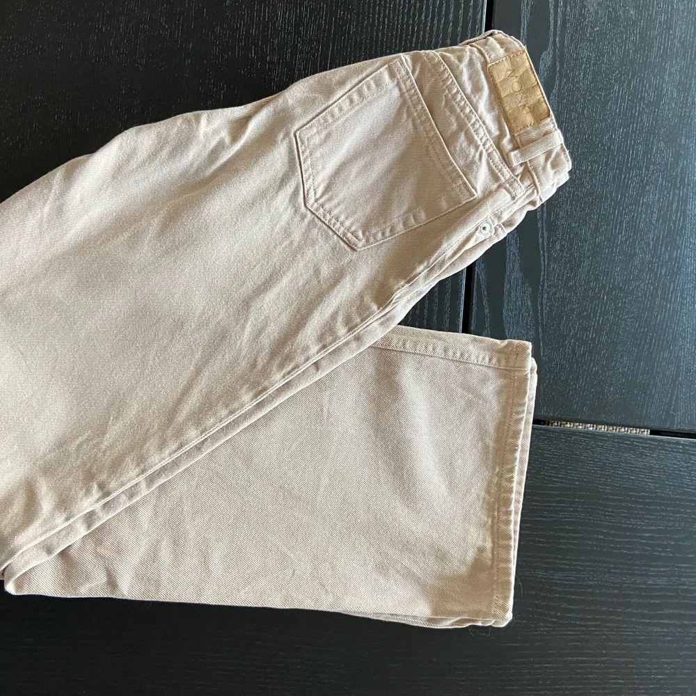 Populära Yoko jeans från monki! Inga synliga slitningar🤩 storlek 24. Jeans & Byxor.
