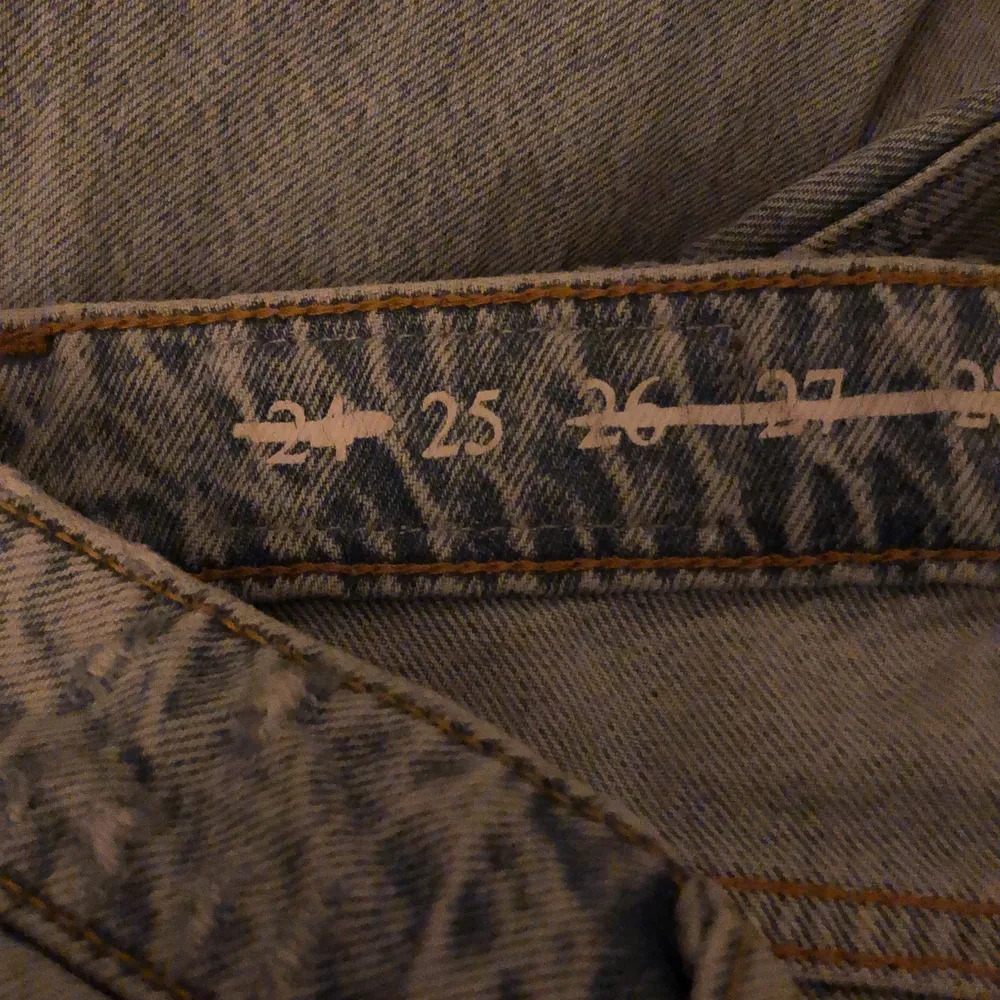 Ett par bikbok jeans i storlek 25(som en 34), med slits! Superfina i färgen och lång i benen💜 Använda max 5 gånger och köpta för 600kr. Jeans & Byxor.