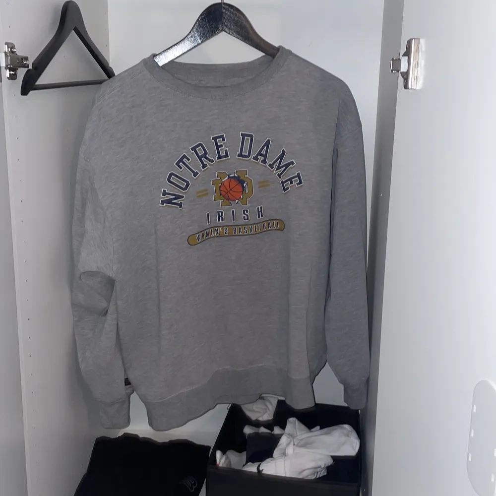 Vintage sweatshirt i storlek L. Skulle säga att den är närmre en M dock.. Hoodies.