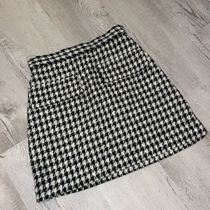 Hundtandsmönstrad kjol  - Som ny