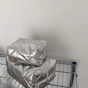 Handsydda necessärer - Handgjorda silvriga necessärer. Finns mer på bernh.se🤍 medium:17x13x8 cm large: 24x16x11 cm den lilla kostar 400kr och den stora 450kr