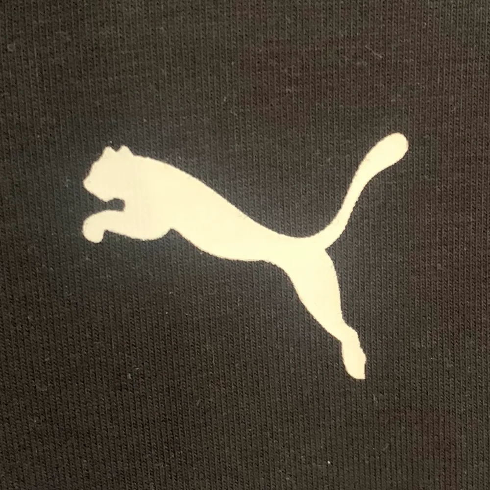 En croppad hoodie från Puma i storlek S. Jättefint skick, säljer då den är för liten för mig!⭐️💛. Hoodies.