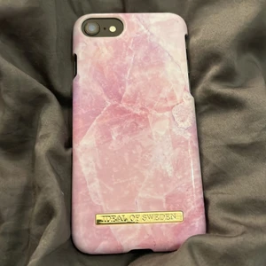 Mobilskal iPhone 8  - Ett snyggt rosa marmor skal från ideal of Sweden, nästan aldrig använt. Älskar det men kan inte ha det.. hoppas du vill ha det! 