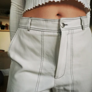 Coola vita byxor - Arbetarbyxor style, as sköna lite stretch och höga i midjan! Nypris 500. Frakt ingår i priset!! 