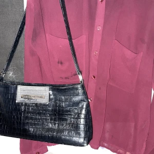 vinröd skjorta i meshtyg - Fin vinröd skjorta i ganska genomskinligt tyg! Storlek S. Fraktas mot fraktkostnad eller så möts vi upp i Malmö eller Lund! 🤍