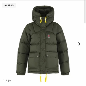 Fjällräven - Ny fjällräven jacka, köpt i december. Säljer då sen ej kommer till användning. Kvitto och allt sådant medföljer. I och med att den är i mycket gott skick, använd 5/6 gånger av mig samt slutsåld överallt så säljer jag den inte under 5500. Hör av er vid frågor!