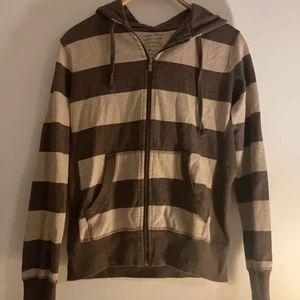 Randig tröja - Brunrandig zip tröja köpt på secondhand! Kan mötas upp eller frakta!