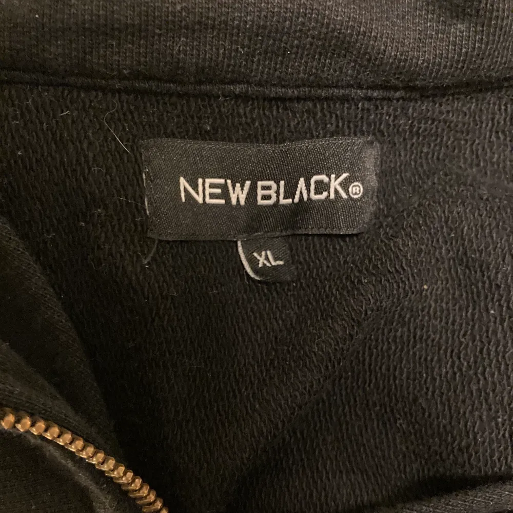 Svart hoodie, av märket New black. Kan mötas upp eller frakta!. Tröjor & Koftor.