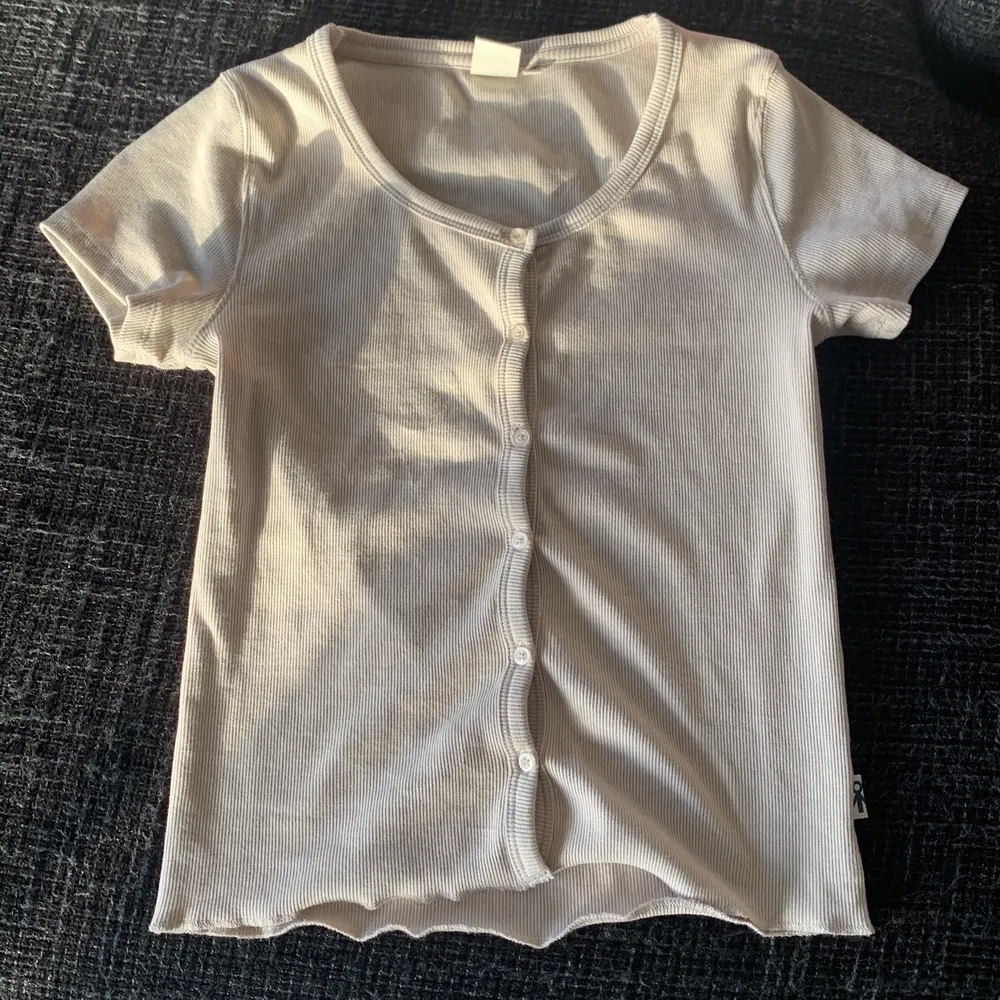 Säljer denna med som är en t shirt med knappar du kan knäppa upp dom. Den är Beige Och har storlek 158-164😘 Inte användt den isåfall typ bara 2 eller 1 gång❤️så den är helt som ny! Ny skick skulle ja säga eller Jätte bra o fint skick!❤️❤️. T-shirts.