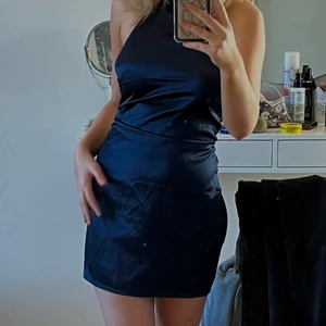 Bikbok satinklänning - Satinklänning med öppen rygg från bikbok! Helt ny aldrig använd, prislapp kvar. Pris: 250kr + frakt 66kr