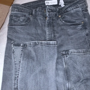 Gråa jeans  - Gråa jeans ifrån Zara med slits längst ner man får även en jättefin figur med de 😉 Frakt tillkommer ❤️