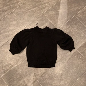 Svart topp med puff ärm  - Svart topp med puff ärm 