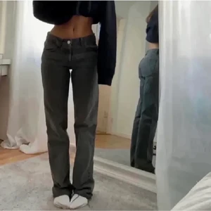 Jeans  - Säljer mina sjukt snygga populära jeans från zara! (Lånade bilder) skriv för intresse kramis 💕🌸