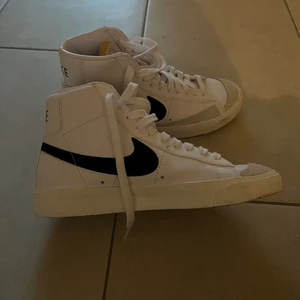 Nike blazer  - Säljer dessa Nike skor i storlek 38 har andvändt dem 1 gång därför är dem i väldigt fint skick 