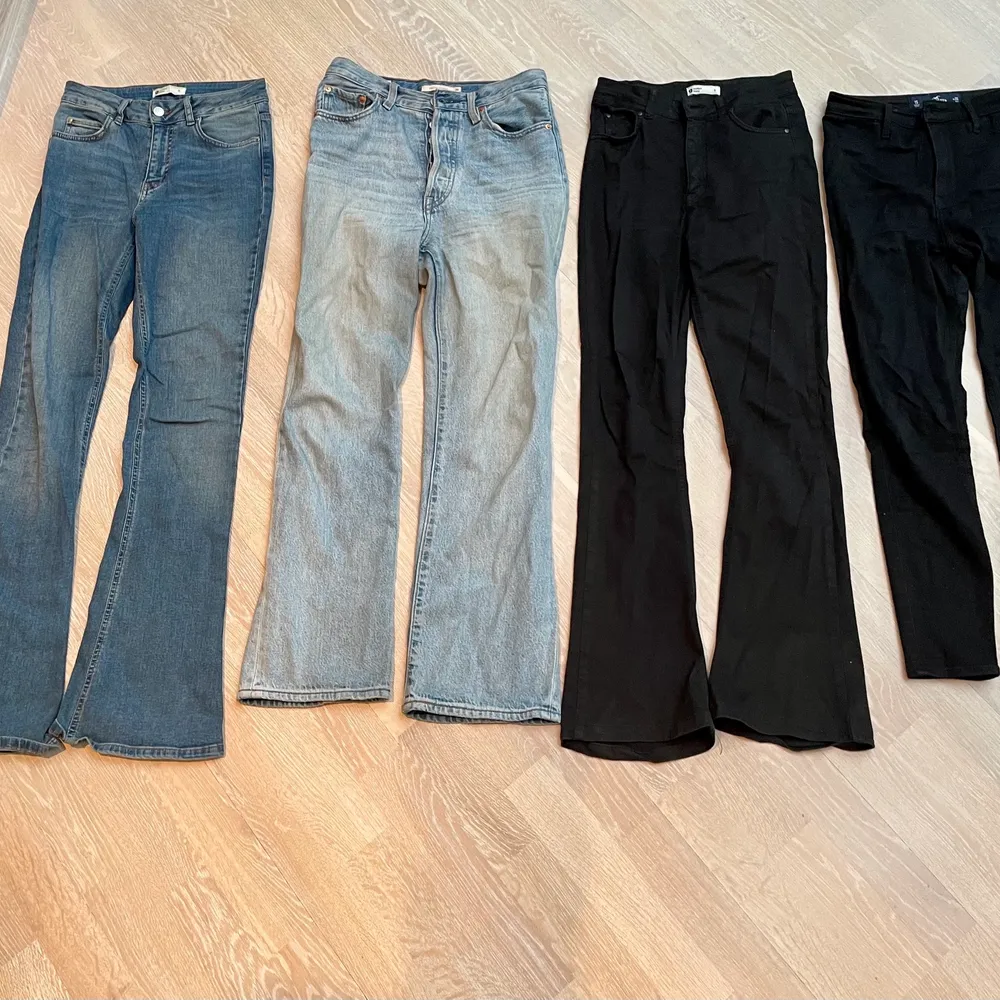 Väldigt fina jeans! Alla i nyskick!                                           Blå utsvänga jeans längst till vänster från Ginatricot: 100kr. Storlek S.                                                               Ljusa jeans från Levis’s: 200kr. Storlek 26.                         Vida svarta jeans från Ginatricot:100kr. Storlek S.             Svarta jeans från Hollister: 100kr. Storlek W25 och L26. Frakt ingår inte! Kan hämtas☺️. Jeans & Byxor.