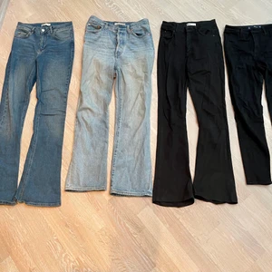 Jeans  - Väldigt fina jeans! Alla i nyskick!                                           Blå utsvänga jeans längst till vänster från Ginatricot: 100kr. Storlek S.                                                               Ljusa jeans från Levis’s: 200kr. Storlek 26.                         Vida svarta jeans från Ginatricot:100kr. Storlek S.             Svarta jeans från Hollister: 100kr. Storlek W25 och L26. Frakt ingår inte! Kan hämtas☺️