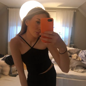 Snygg och festlig topp🤩🤩🥰🥰 - Hej!! Nu säljer jag dom här topparna💞 150kr tillsammans och 100kr om man vill bara köpa ena 💞💞 dom är i storleken S och kommer ifrån bikbok 💞💞 nästan aldrig använda där med Säljer jag dom vidare 🥰😋😋