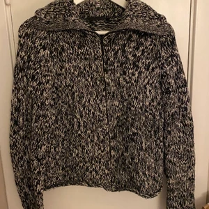 Stickad tröja med dradkejda - Säljer denna svart-vita stickade tröjan med dragkejda