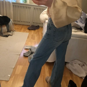 Prefekt blåa jeans!! - Halloj! Säljer dom här blåa jeans nu💞 dom kommer ifrån junkyard och är i storleken 24. Och jag är 168cm💕 säljer för dom kommer tyvärr inte till användning. 150kr + frakt 💞😍 prefekt som vardags jeans men kan samtidigt en utekväll beroende hur man klär upp jeansen 🥰🤩💞💞