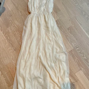 Vit klänning  - Vit klänning från bikbok. Helt nyteknik! 200kr. Storlek S.  Frakt ingår inte☺️ kan hämtas hemma 